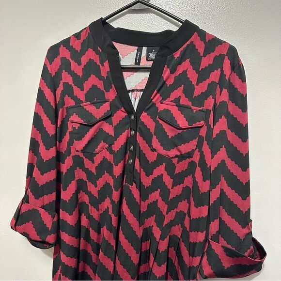 New directions, Garnet and black Chevron top Size M - Picture 2 of 7